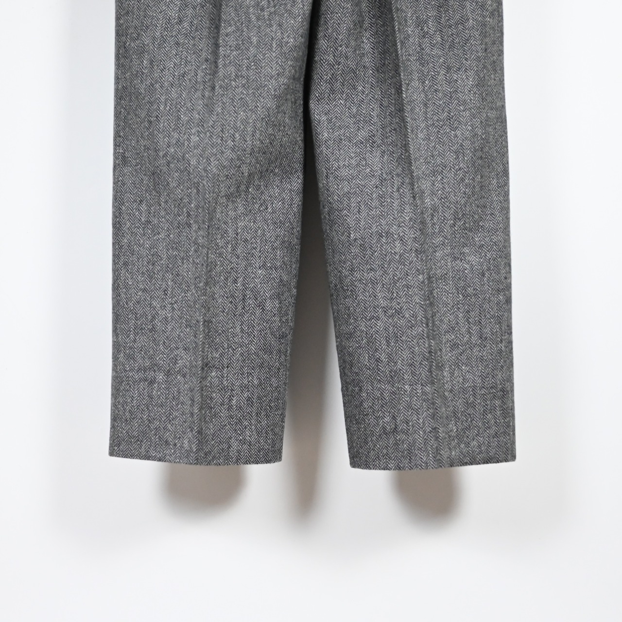 INTERIM / INDIA WOOL CLASSIC HERRINGBONE WITH LEATHER PIPING 2-TUCK STRAIGHT SLACKS