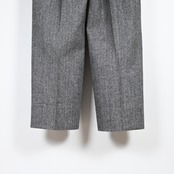 INTERIM / INDIA WOOL CLASSIC HERRINGBONE WITH LEATHER PIPING 2-TUCK STRAIGHT SLACKS