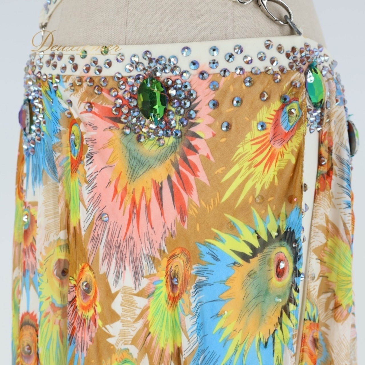 ベリーダンス オリエンタル 衣装 上下セット ホワイト系 ラインストーン トップス スカート ベール 華やか 白 黄 青 茶 紫 豪華 装飾 ストーン インナーパンツ 爽やか 腕飾り アーム飾り かわいい 舞台 イエロー系 ブルー系 ブラウン系 パープル系