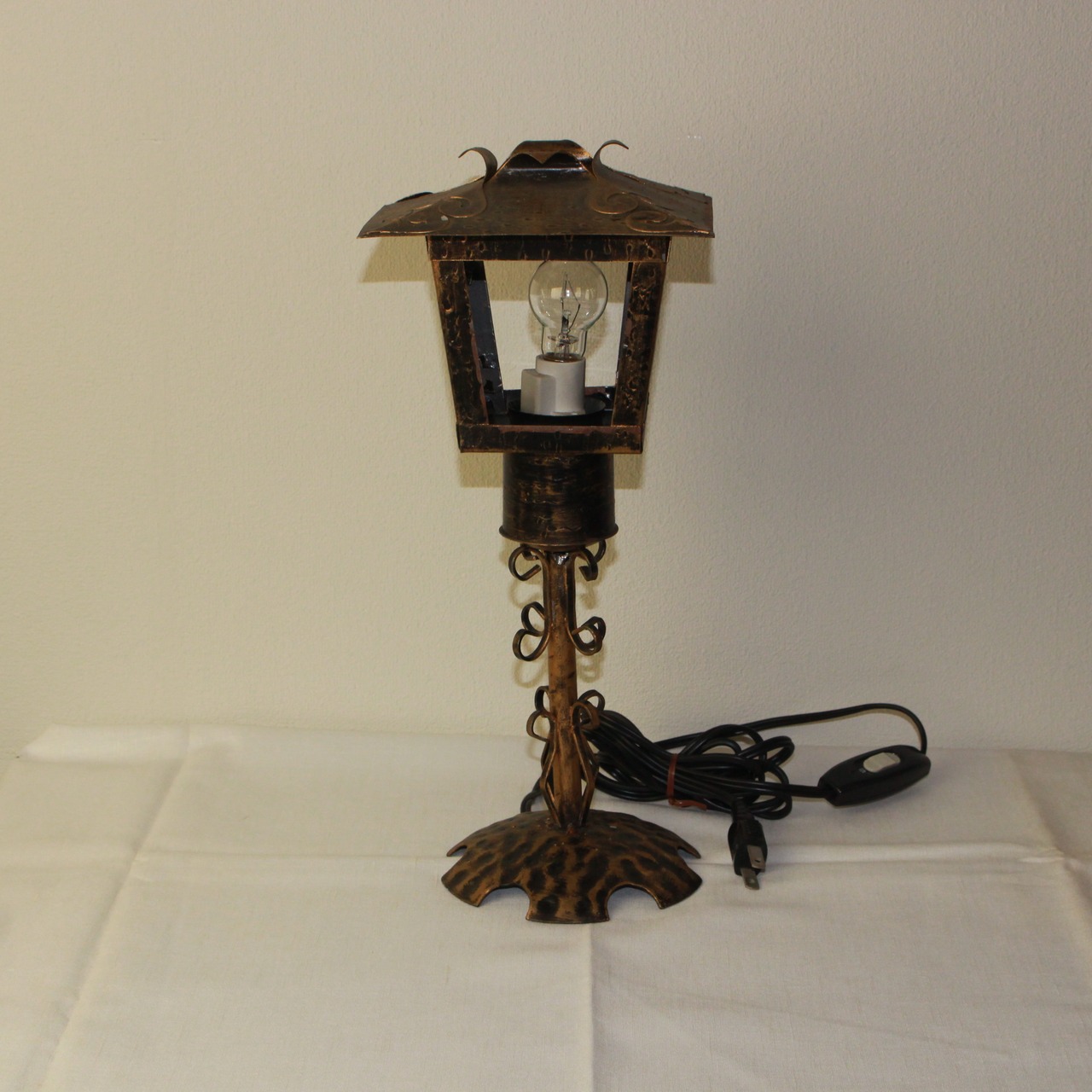 暮らしの端を照らすスタンドランプ