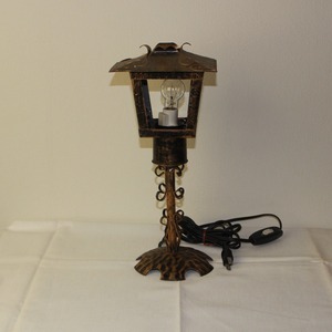 暮らしの端を照らすスタンドランプ