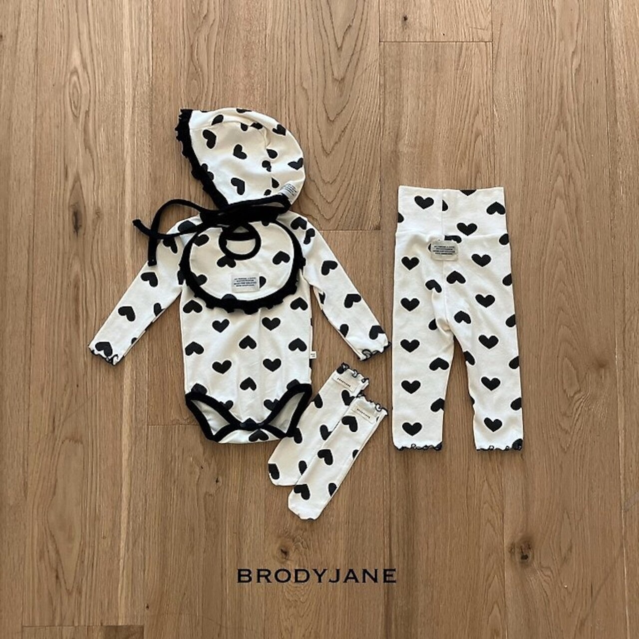 韓国子供服 / 26Autumn / 〖取寄〗Brodyjane / ブラックハートベビースーツ / ベビー服 / 赤ちゃん服 / ロンパース *S/M*