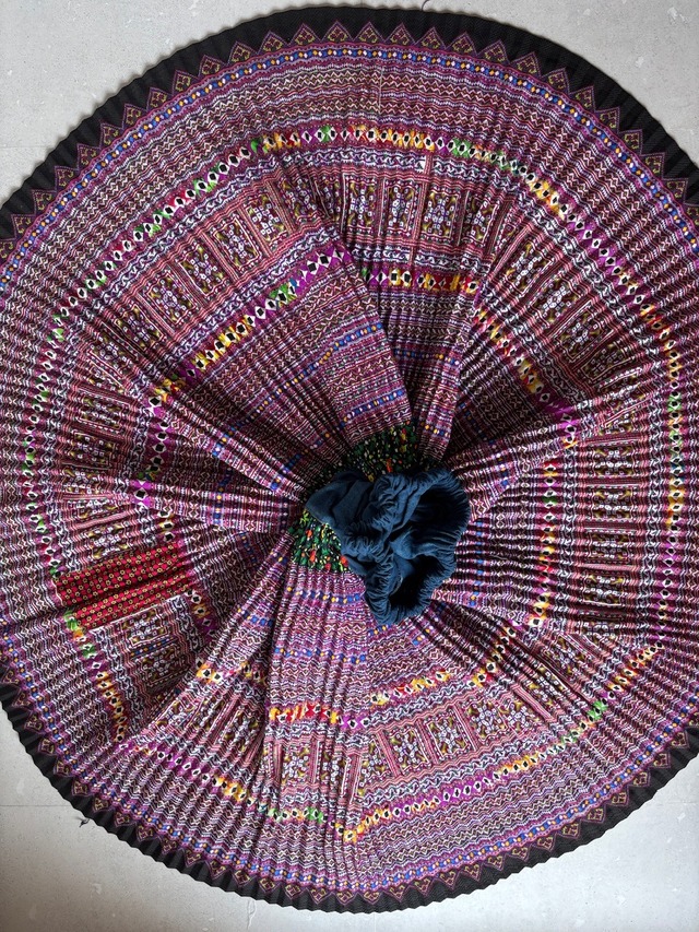 モン族スカート 059 ロング 花モン手刺繍 裾ボリューム 贅沢に巻きスカート1枚使用 藍染布