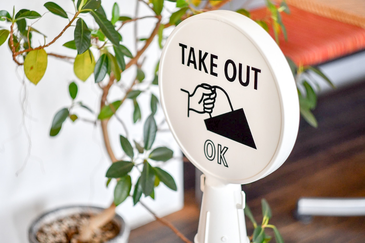 「TAKE OUT OK（お持ち帰りOK）」PREFAB SIGN