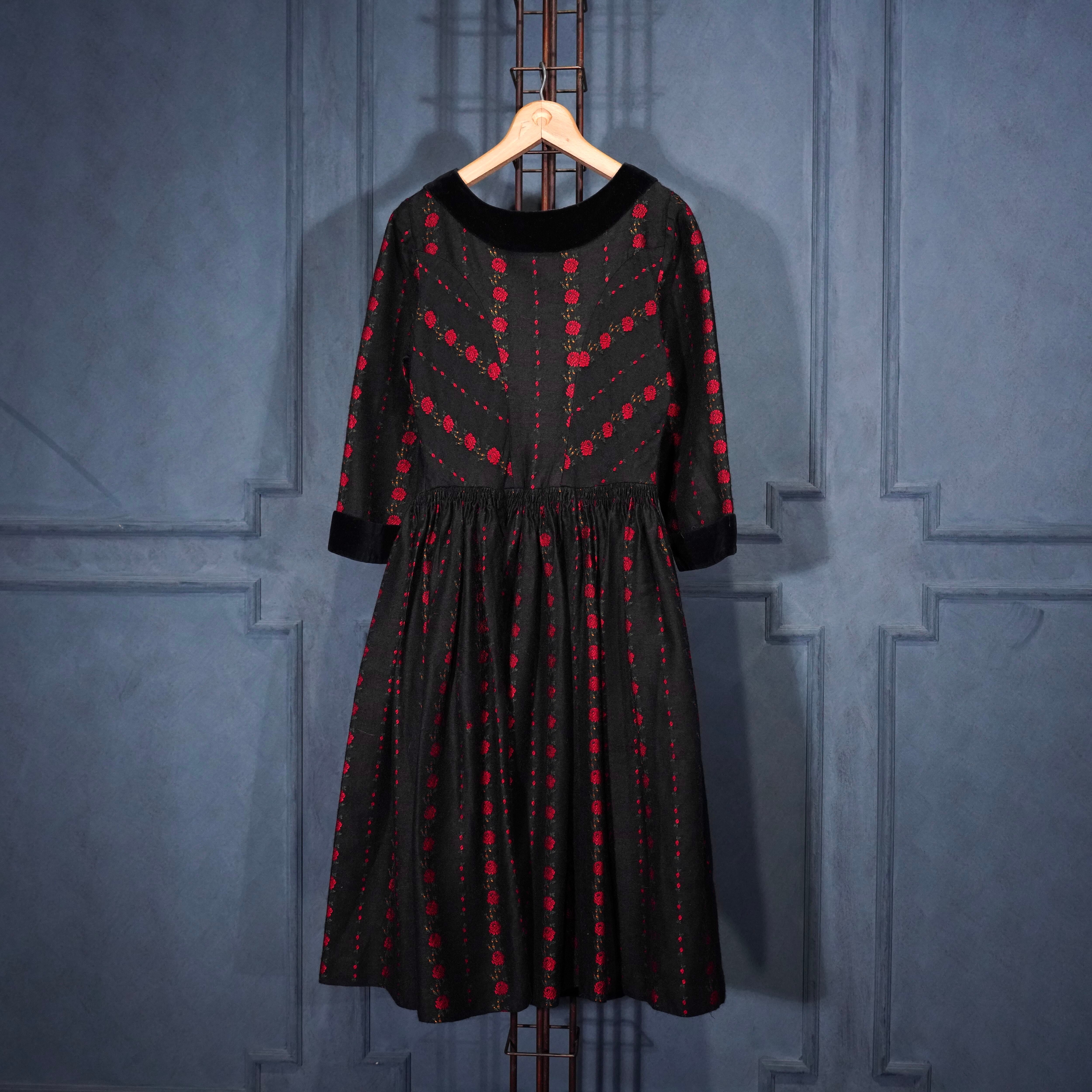 EU VINTAGE TOSTMANN FLOWER EMBROIDERY VELOUR SWITCHED DESIGN WOOL