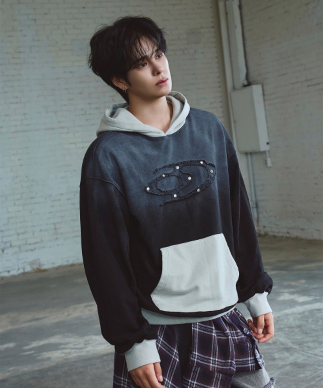 トレカ付き！★CRAVITY セリム 着用！！【TRAVEL】LOGO APPLIQUE HOODIE BLACK