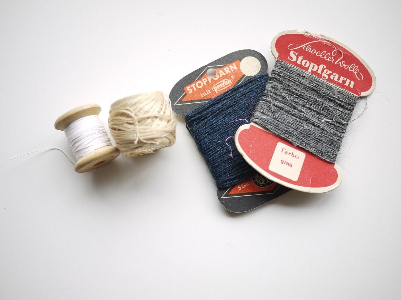 バスケットの小物 紙と木の糸巻