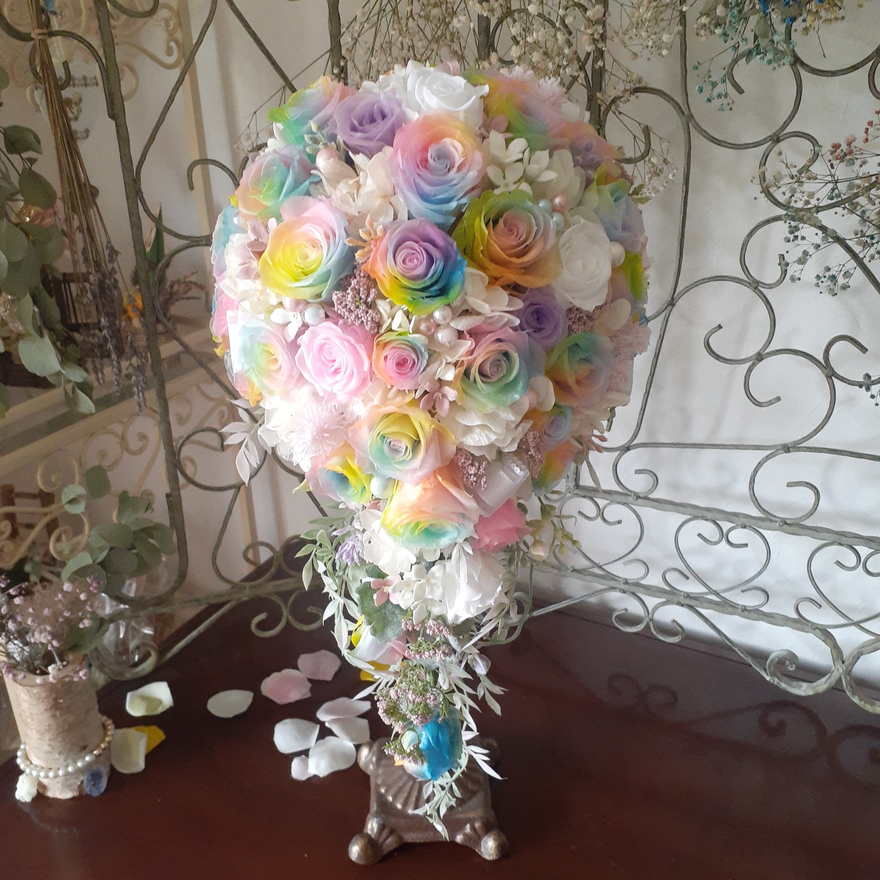 受注製作】鮮やかレインボーローズのキャスケードブーケ | 優しい色の