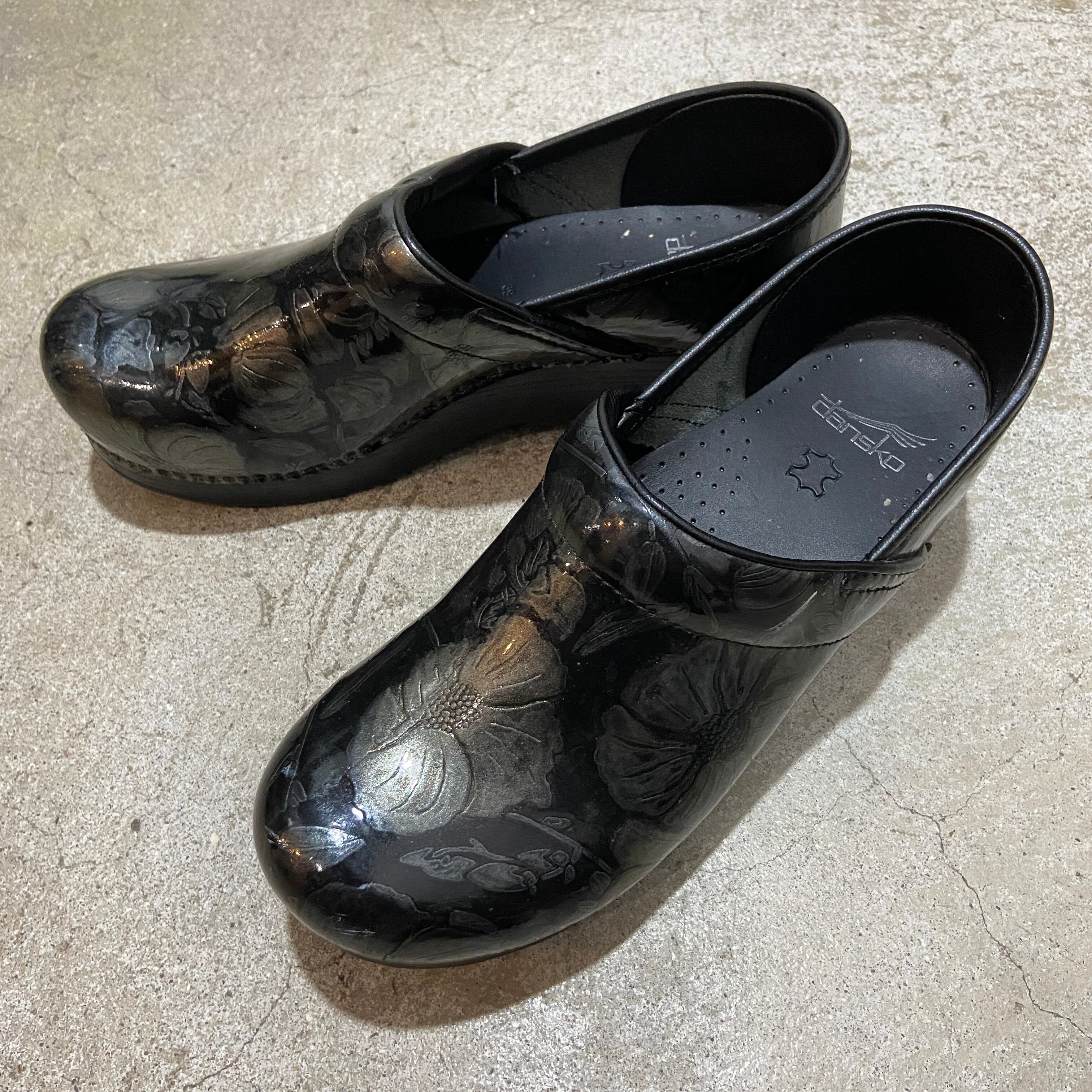 送料無料』dansko プロフェッショナル 総柄エナメルレザースリッポン 