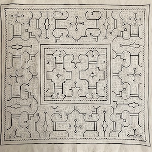 中型白80-le6白枠　78x80cm シピボ族の泥染め　天然染めテーブルクロス　先住民族の伝統工芸　フリーハンドの幾何学模様　インテリア雑貨　タペストリー