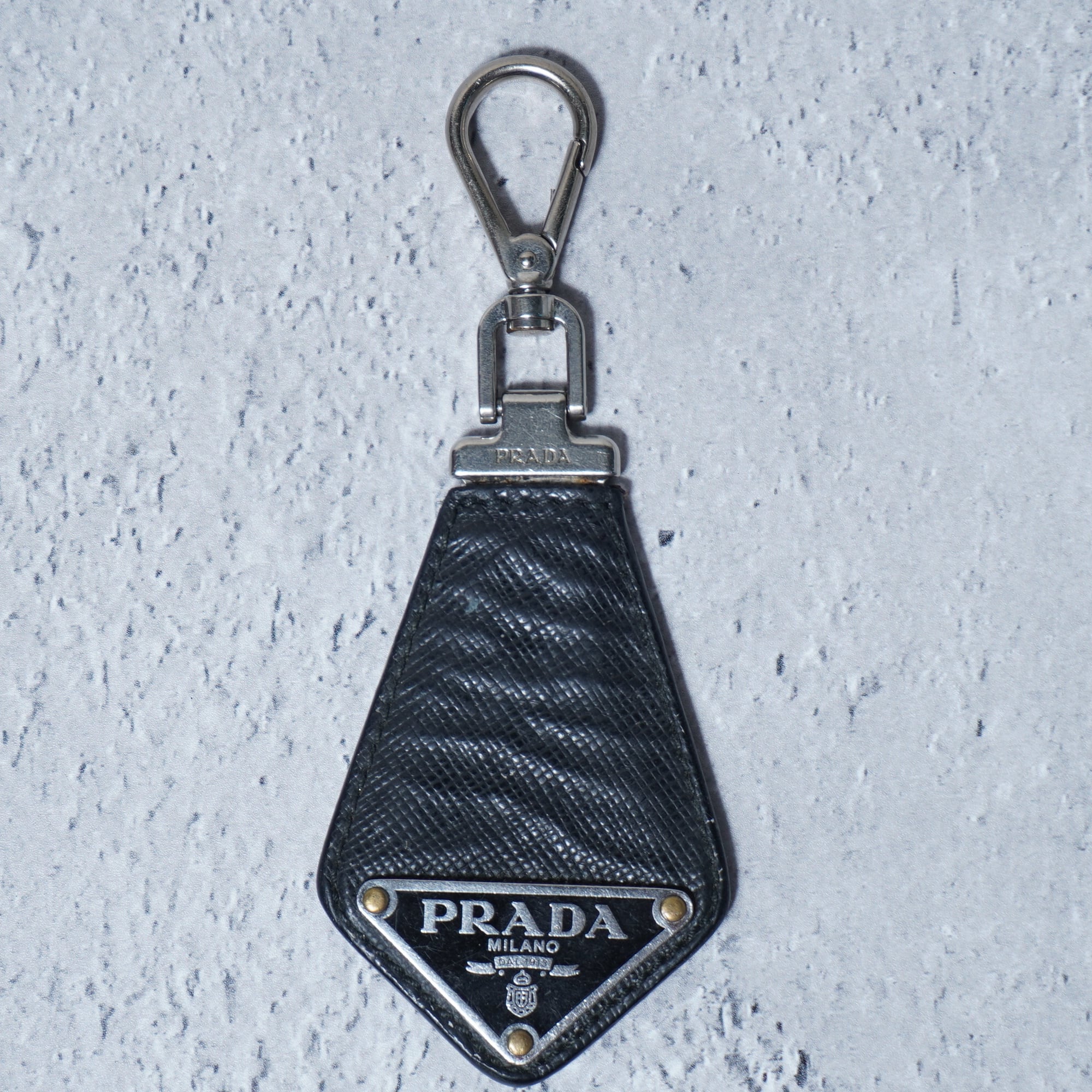 プラダPRADAキーホルダー　キーリング　三角ロゴプレート　サフィアーノレザー黒 PRADA】プラダ 三角プレートロゴサフィアーノレザーキーホルダー black