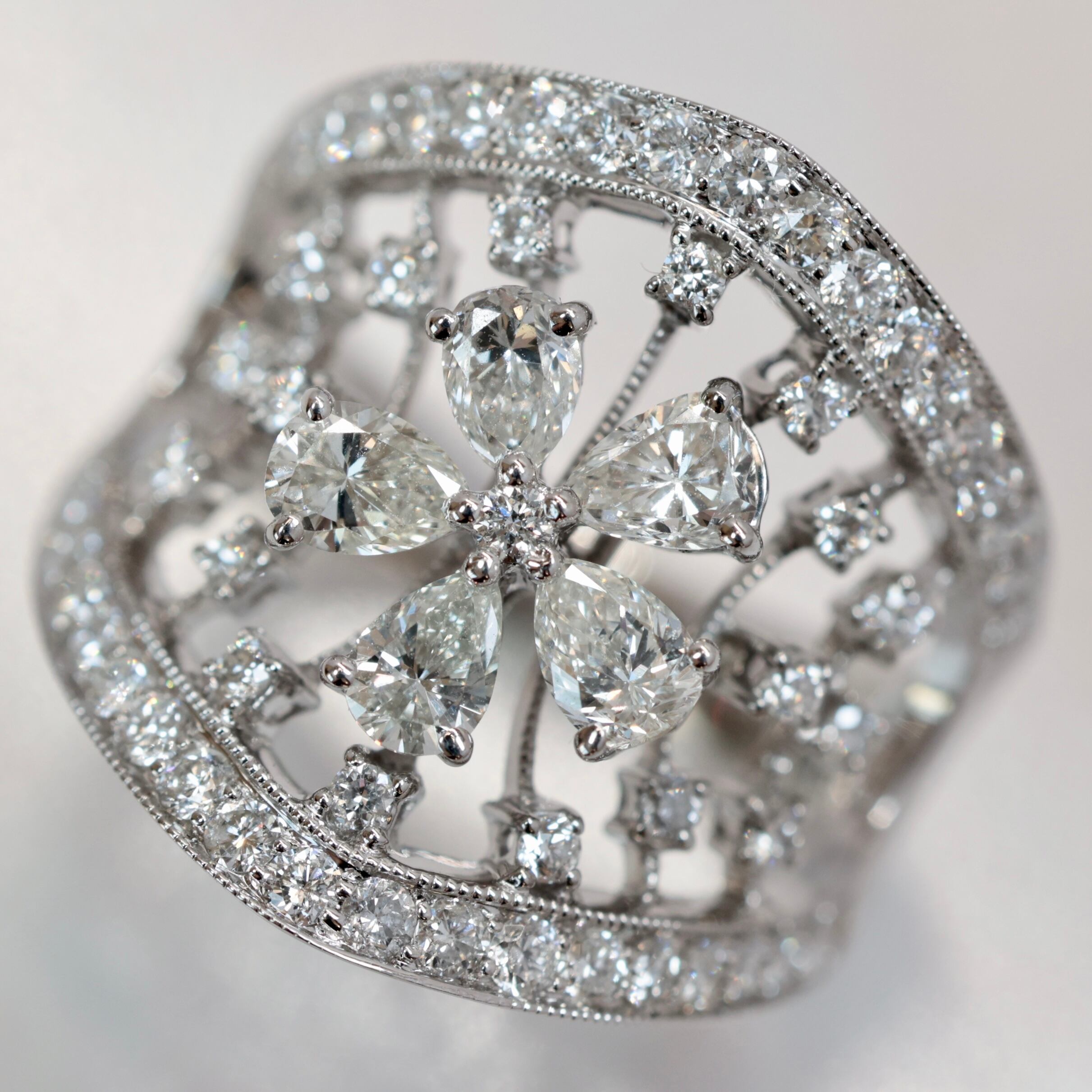 K18 WG ダイヤモンド 1.84ct リング ペアシェイプ 透かし彫り ミル打ち 