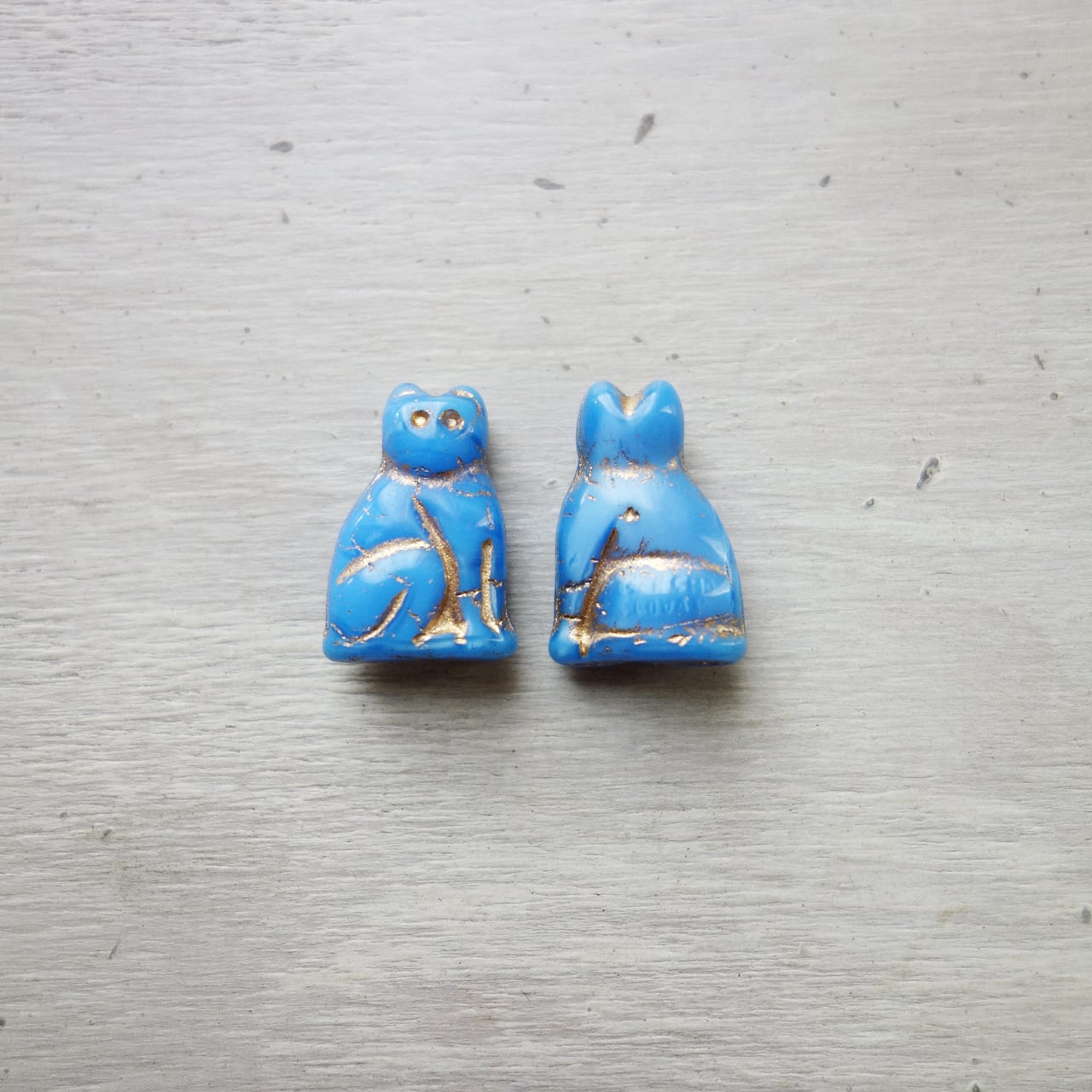 チェコビーズ 座るネコのビーズ ブルー 19x14mm (1個) | ::Migrate::