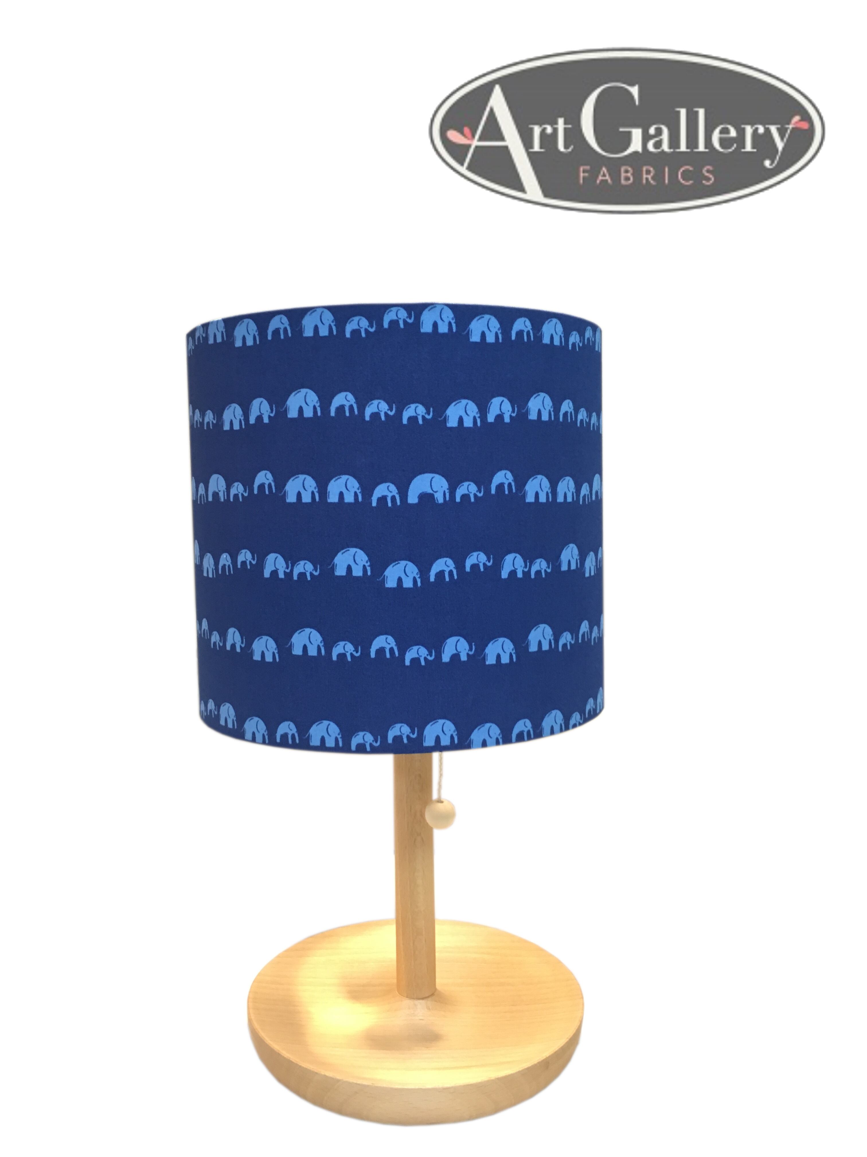 キュートな大小の象が抜群の空間を演出。ワンポイントカラー素敵な空間を。