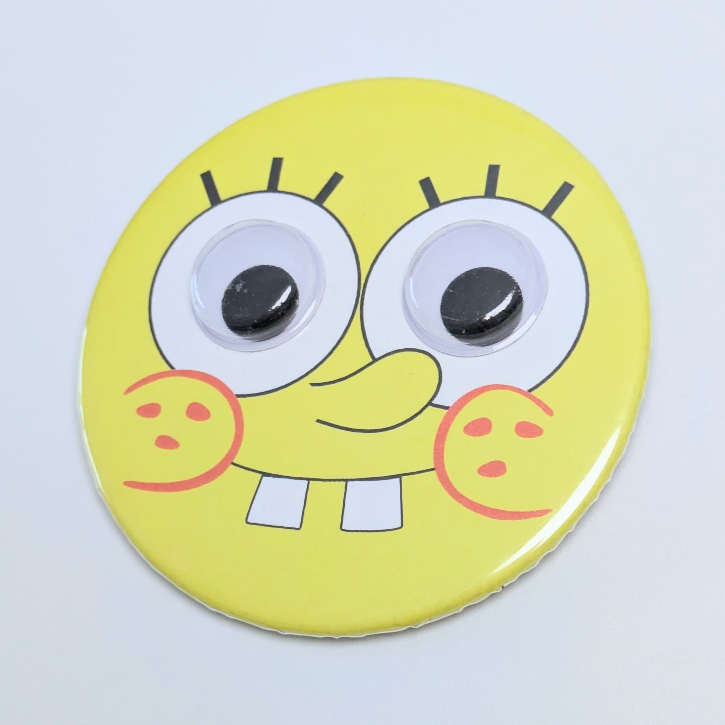 【 SpongeBob SquarePants（ スポンジボブ ）】★目がギョロギョロ動く缶バッジ★ キョロキョロ〚アメリカン雑貨 アメトイ〛