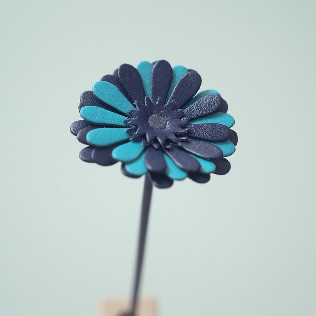 革の一輪花（ガーベラ）- ブルー系A