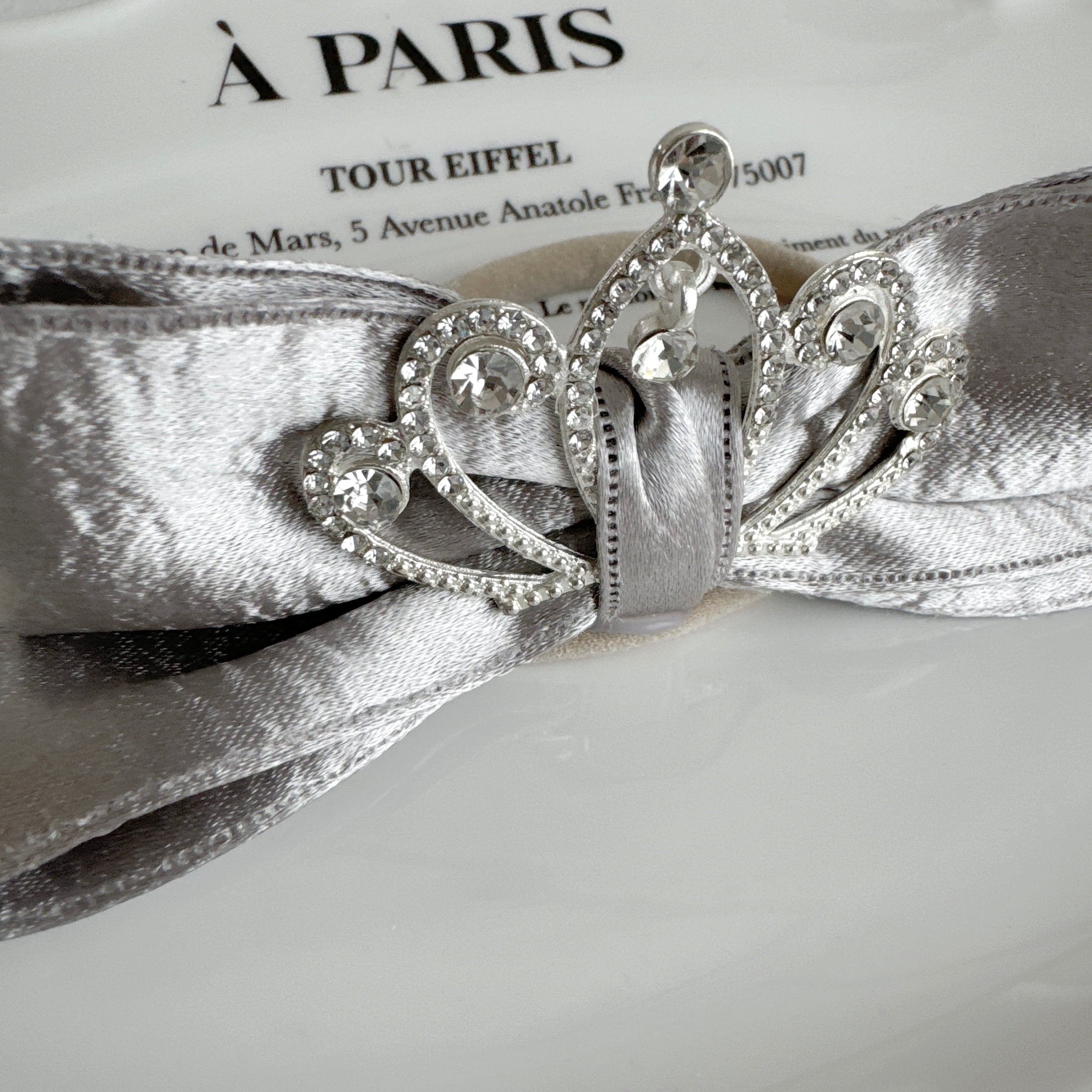 クラウン付きのキラキラおリボンヘアバンド