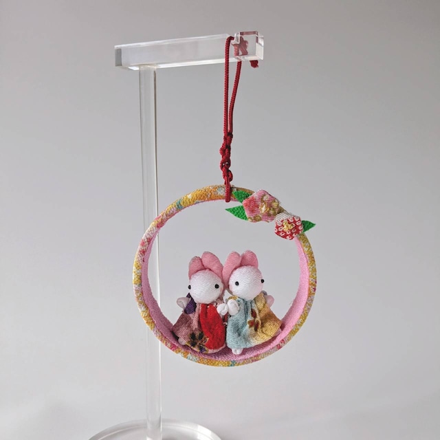 壁掛け 輪っかに2匹のうさちゃん