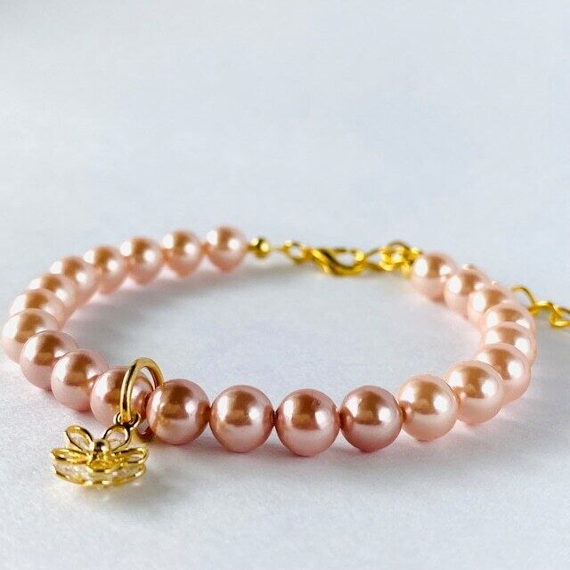 フェミニンな大人ブレスレット 花のチャーム付き 貝パール ピンク