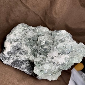 一点物★ハリネズミが住み着いている美しいフローライト原石クラスター