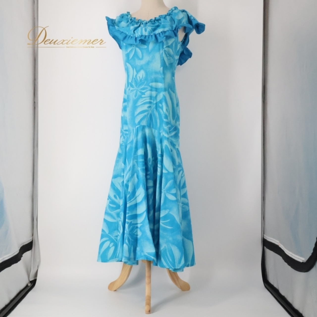 フラダンス 衣装 ワンピース ドレス ブルー系 マーメイドライン エムエムジェイ 日本製 ティアレ柄 モンステラ柄 MermaidLine MMJ ハワイアンプリント アロハ フラ ダンス レッスン 練習 フリル ノースリーブ 華やか 鮮やか さわやか 上品 かわいい おしゃれ フラダンス衣装 レッスン着 ハワイアンスタイル アロハシャツ 女性用 リゾートウェア パーティー 衣装 きれいめ