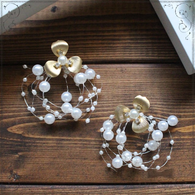 マットメタルフラワーピアス×テグスワイヤーパールキャッチ