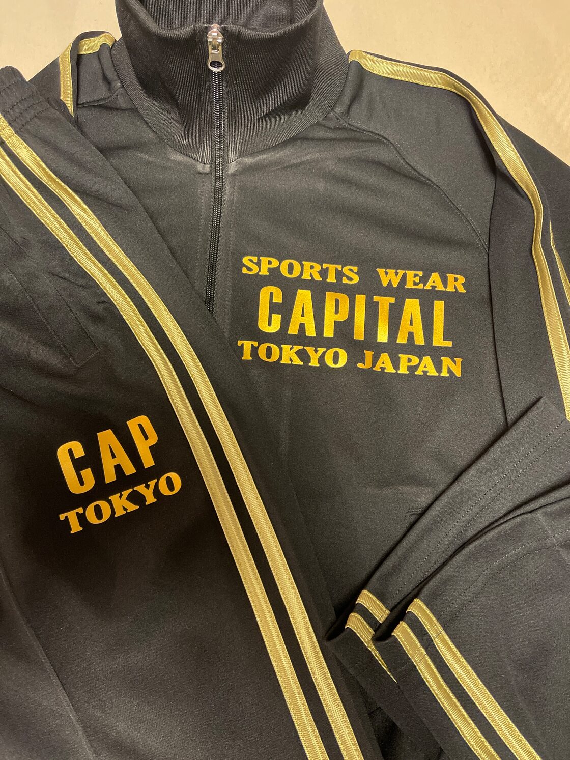 newカラー キャピタルエース ブラック ゴールド2本ライン ジャージ上下 