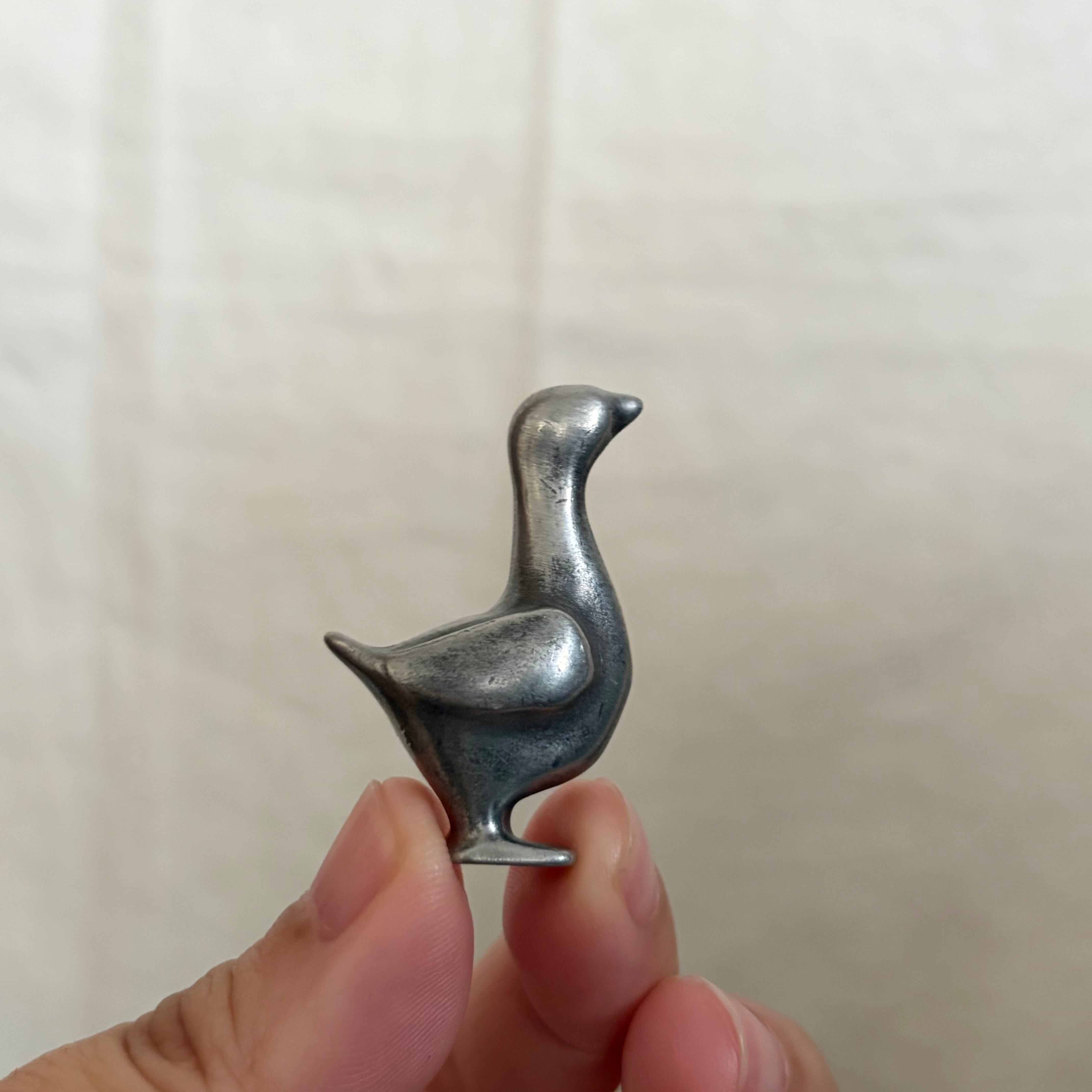 金属製の小さな鳥