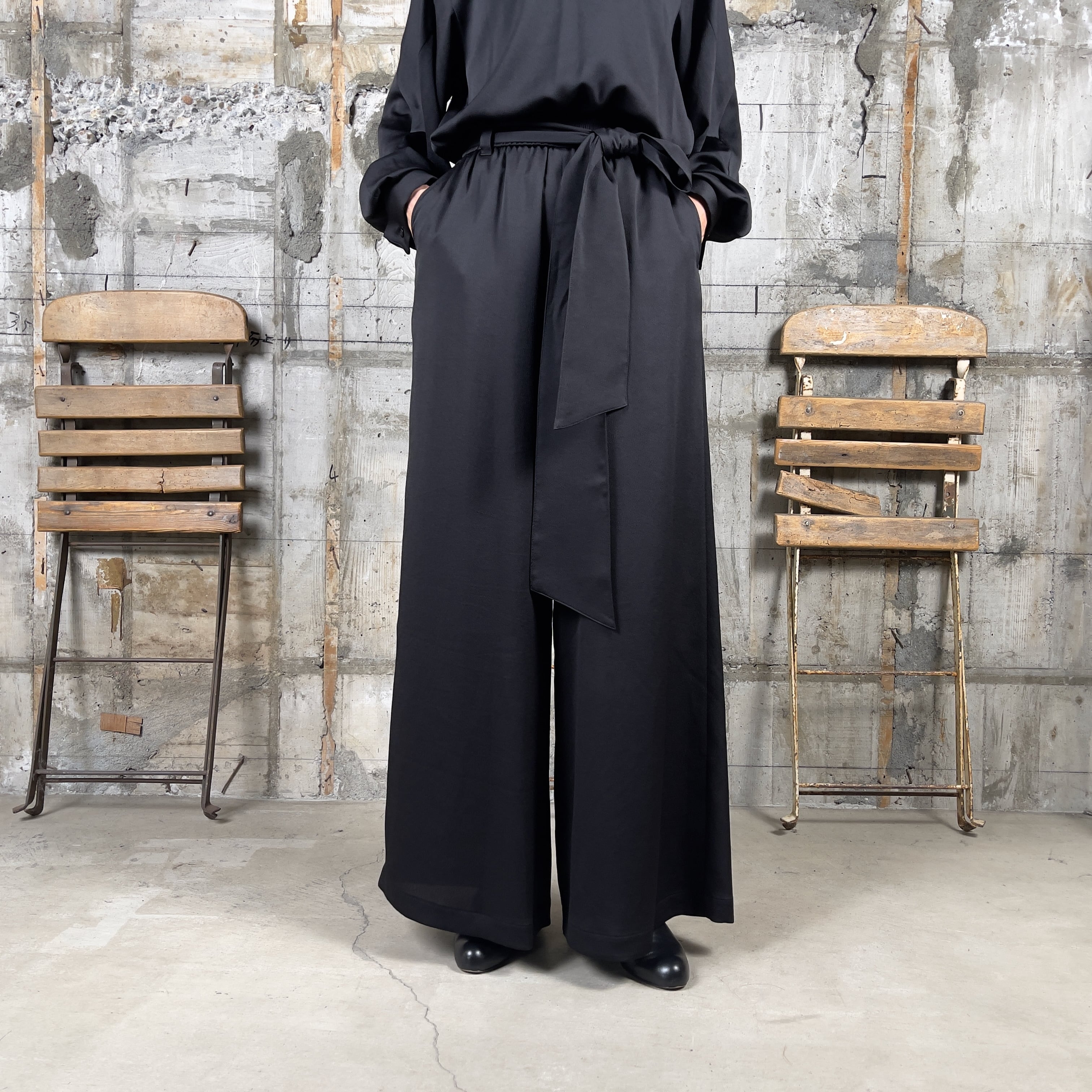 HYKE【ハイク】HAMMER SATIN WIDE LEG PANTS (13311) | glamour online