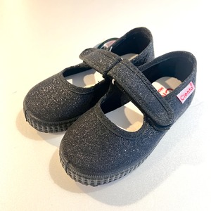 【26SS】cienta(シエンタ)グリッターワンストラップシューズ NEGRO BLACK(12.5/13/14/14.5/15/16/16.5/17/18/19/20/20.5/21cm)靴 シューズ ブラック