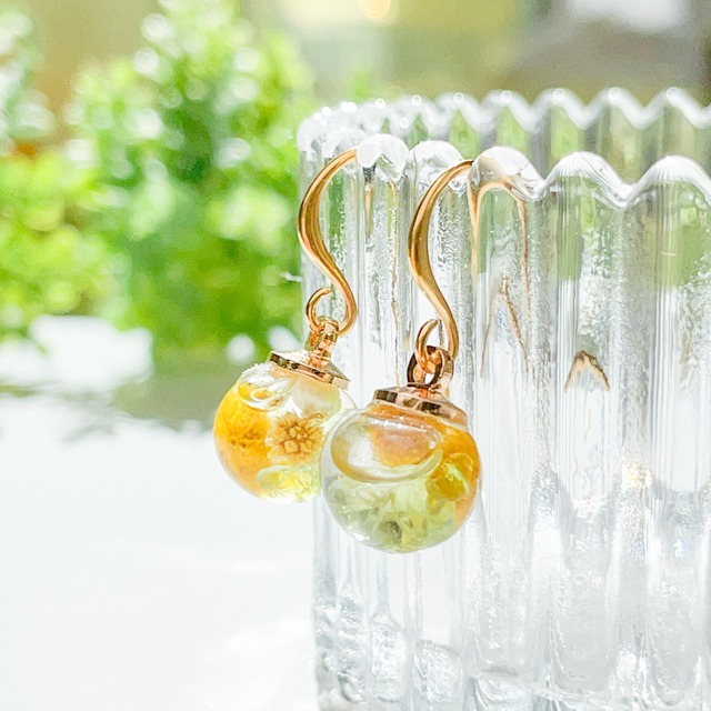 ミモザとペリドットのガラスドームピアス　軽い　揺れる　小粒　小さい　キラキラ　春ピアス　金属アレルギー対応　ゴールド