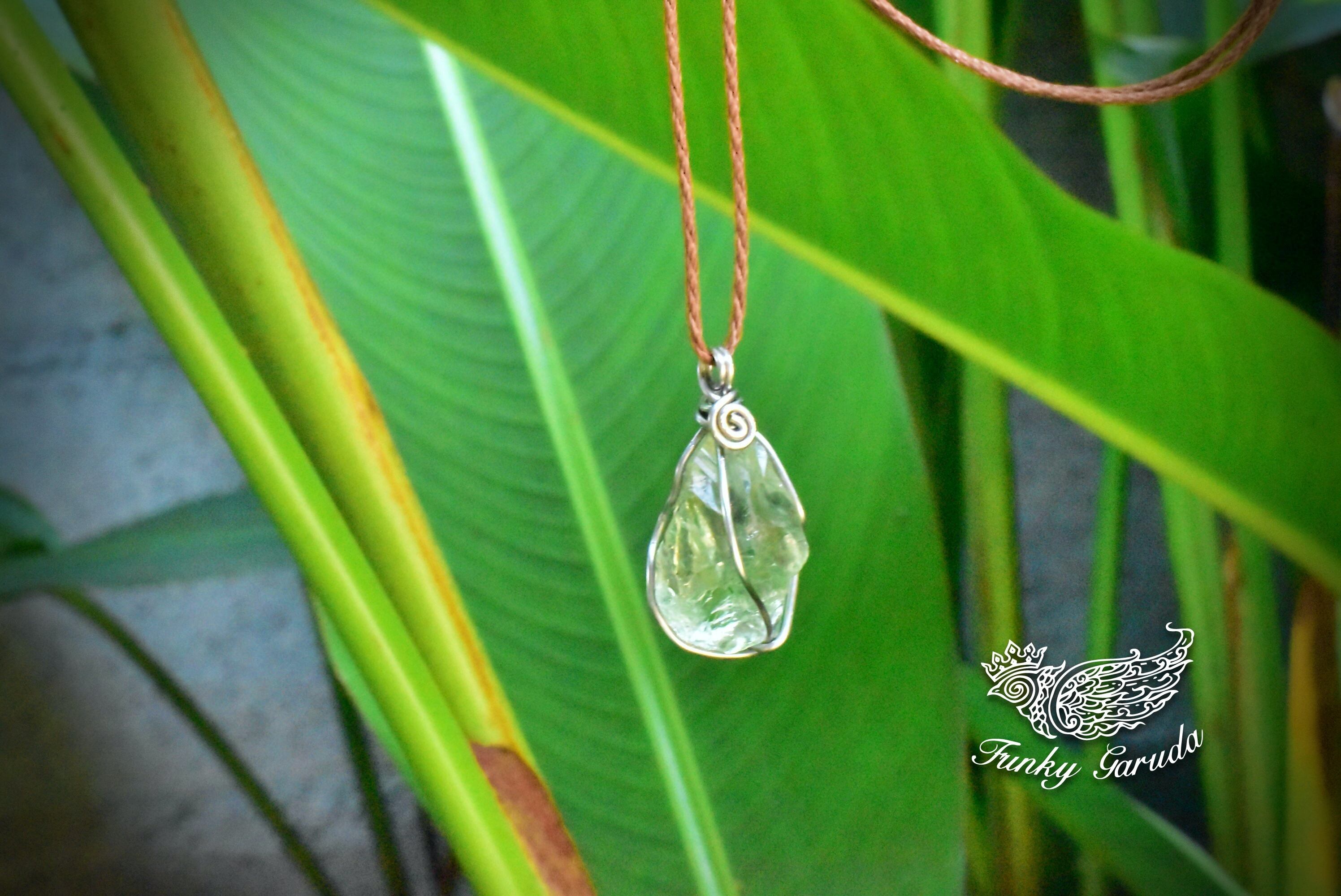 グリーンアメジスト(プラシオライト) 原石 ワイヤーアートペンダントgame002