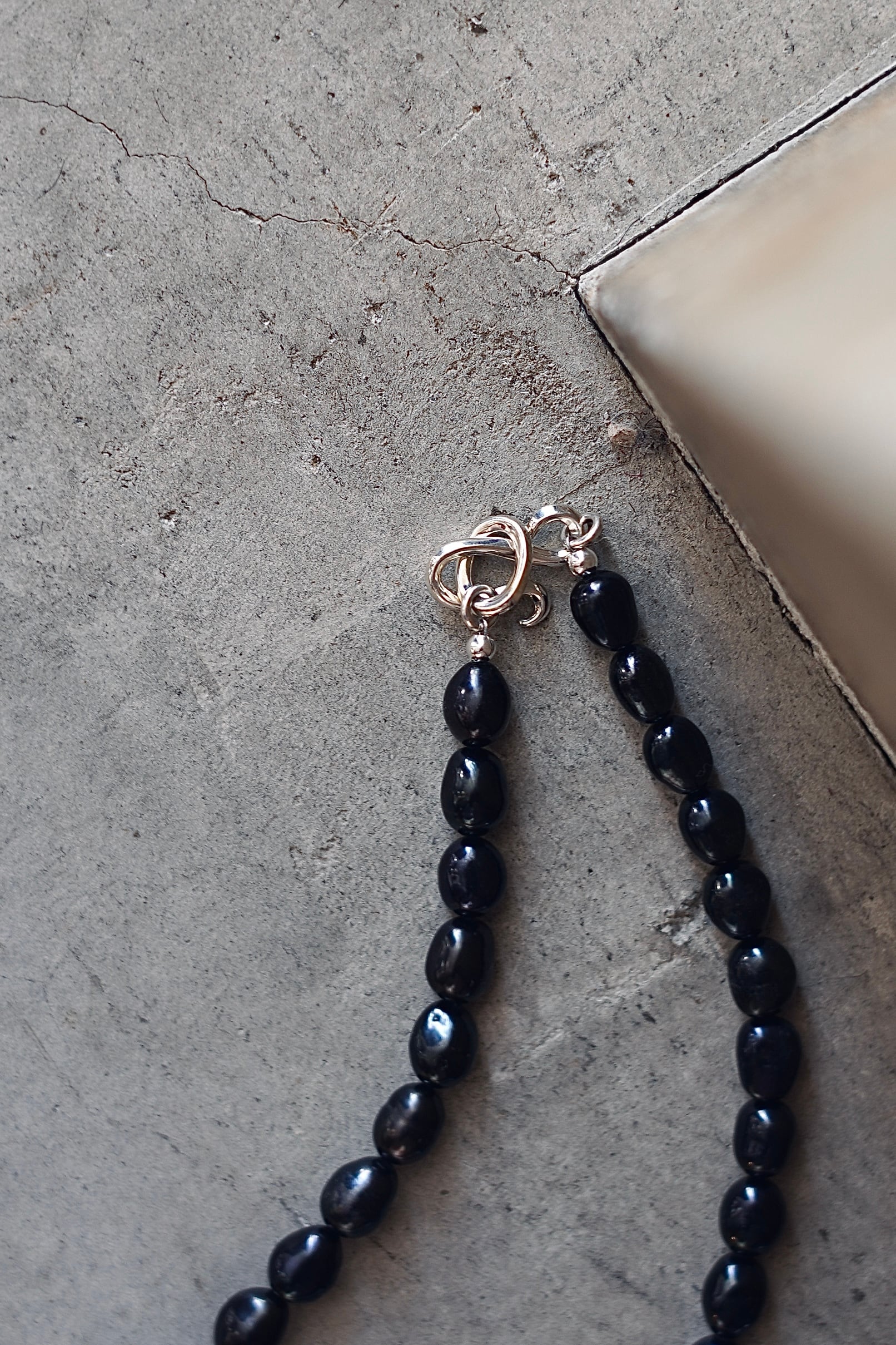 R.ALAGAN / BLACK MEDIUM PEARL NECKLACE (AS-IS) | JUQUI Online