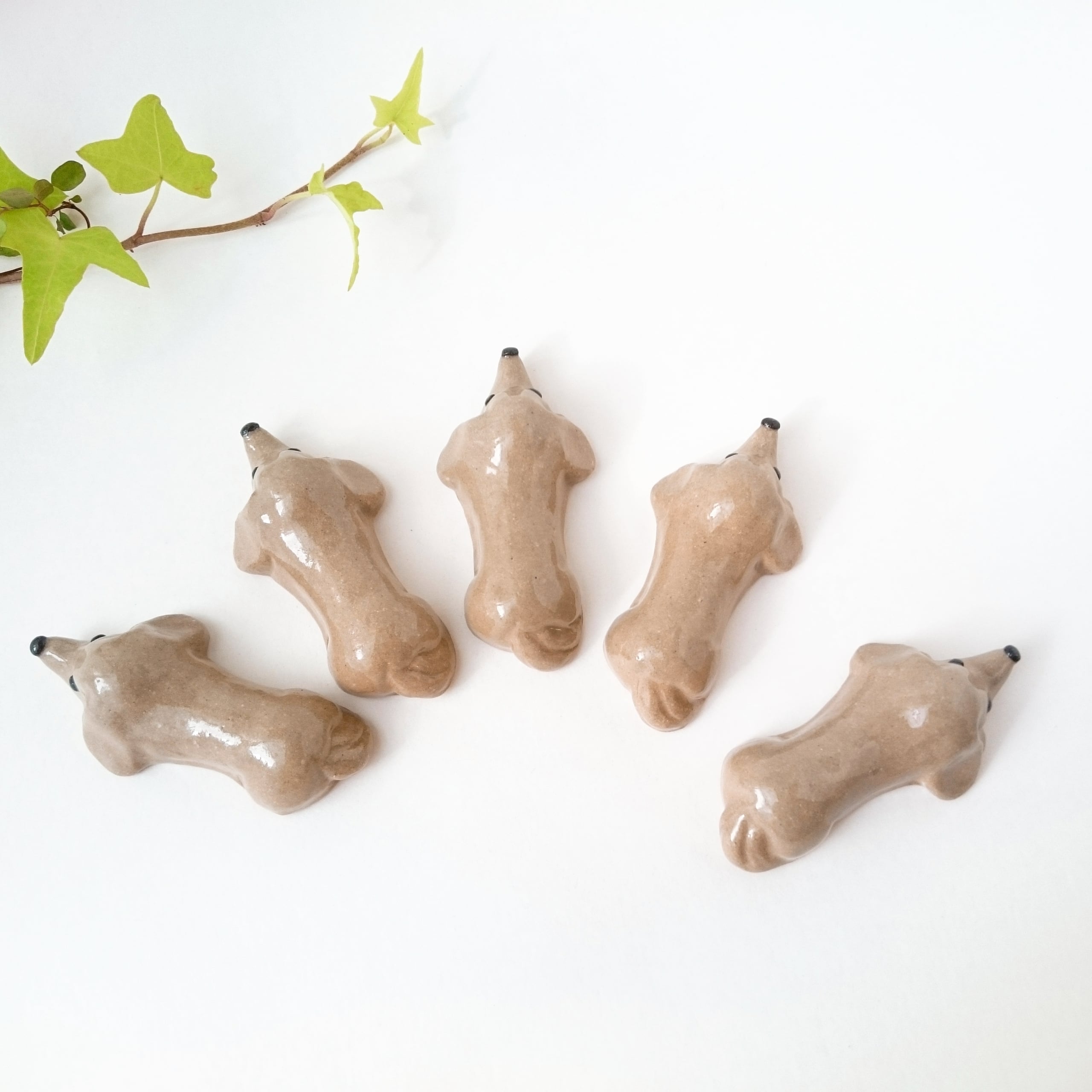 ダックス犬の箸置き（薄茶色）伏せ | Pay ID