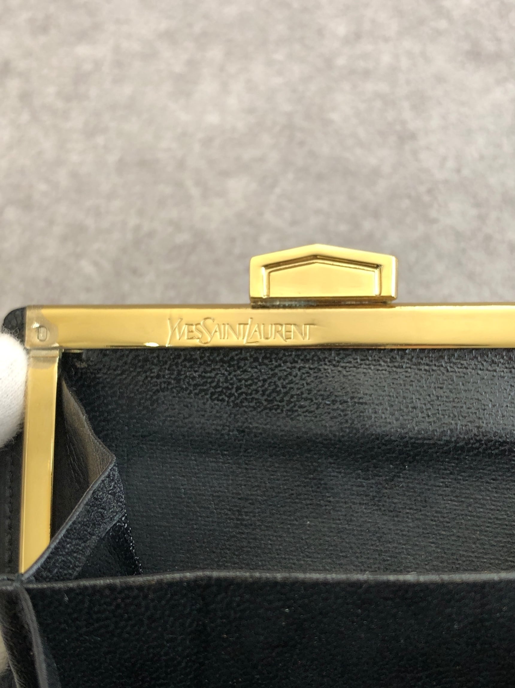 Yves Saint Laurent イヴ・サンローラン 財布 ブラック YSL レザー 二