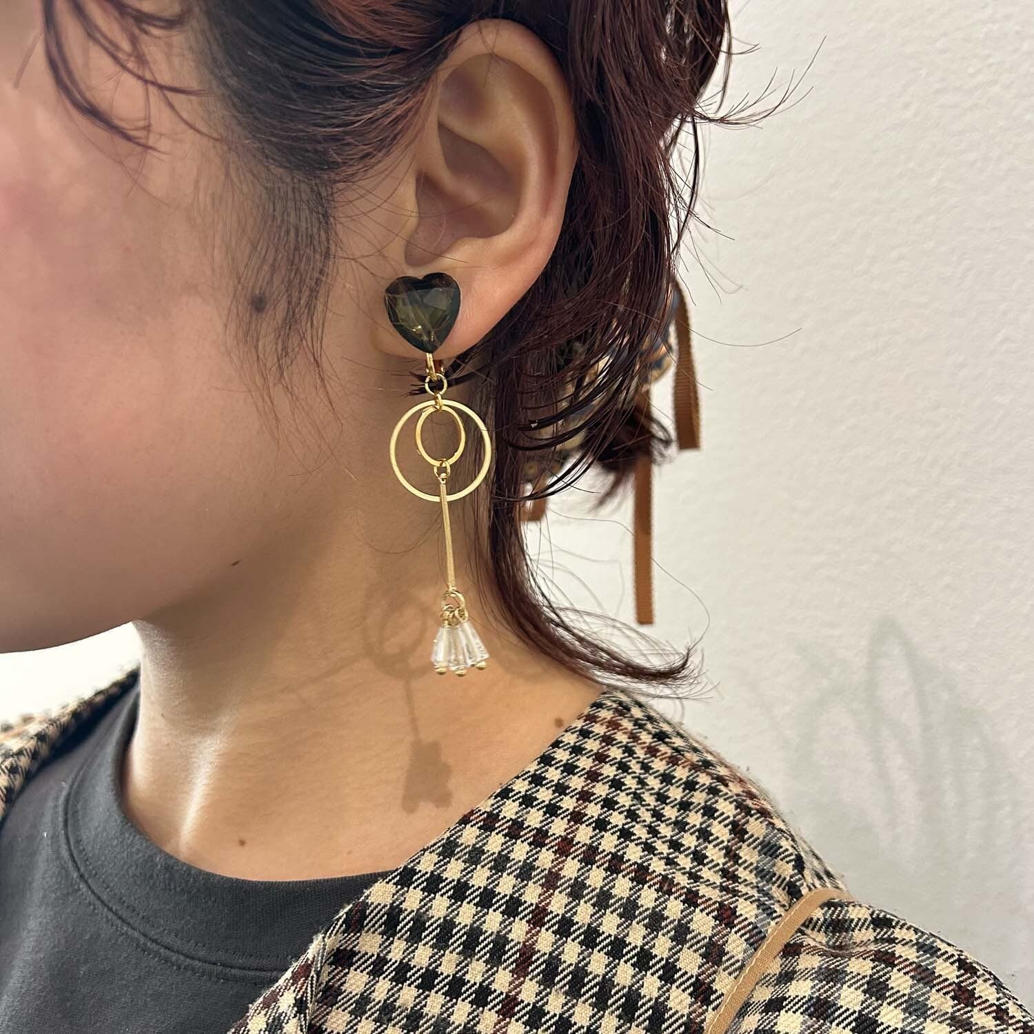 ガラスハートとフープのアシメ〈ピアス/イヤリング〉 | Dua