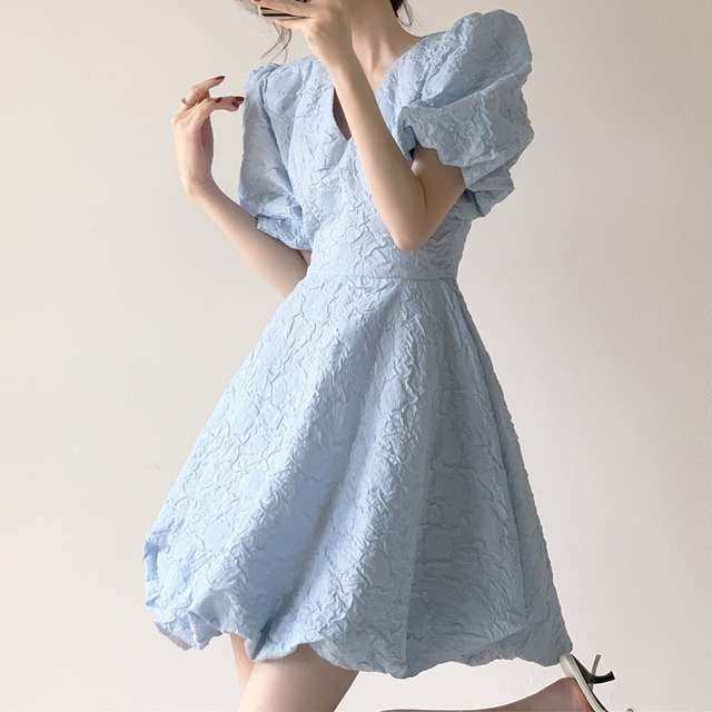 レディース ワンピース ドレス ショート 半袖 パフスリーブ Vネック Aライン ファスナー ハイウエスト 大人可愛い きれいめ 上品 おしゃれ ラフ ガーリー クール エレガント 主役級 存在感 フォーマル 都会的 ロマンティック ナチュラル 無地 春 夏 結婚式 二次会 披露宴 発表会 デート お出かけ パーティー イベント レストラン 女子会 休日 ホテル ショッピング コンサート 韓国 コーデ 楽ちん プレゼント 美脚 脚長 モテ インスタ映え S M L ライトブルー