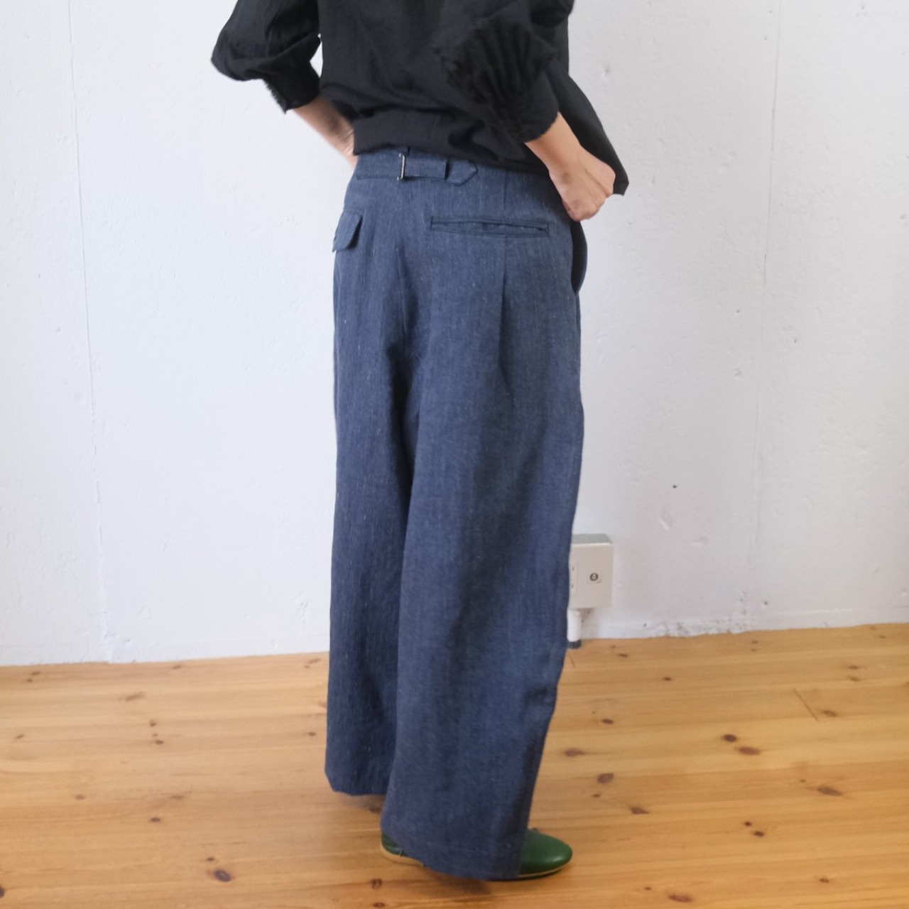 ASEEDONCLOUD(アシードンクラウド) リネンウール タック デニムパンツ