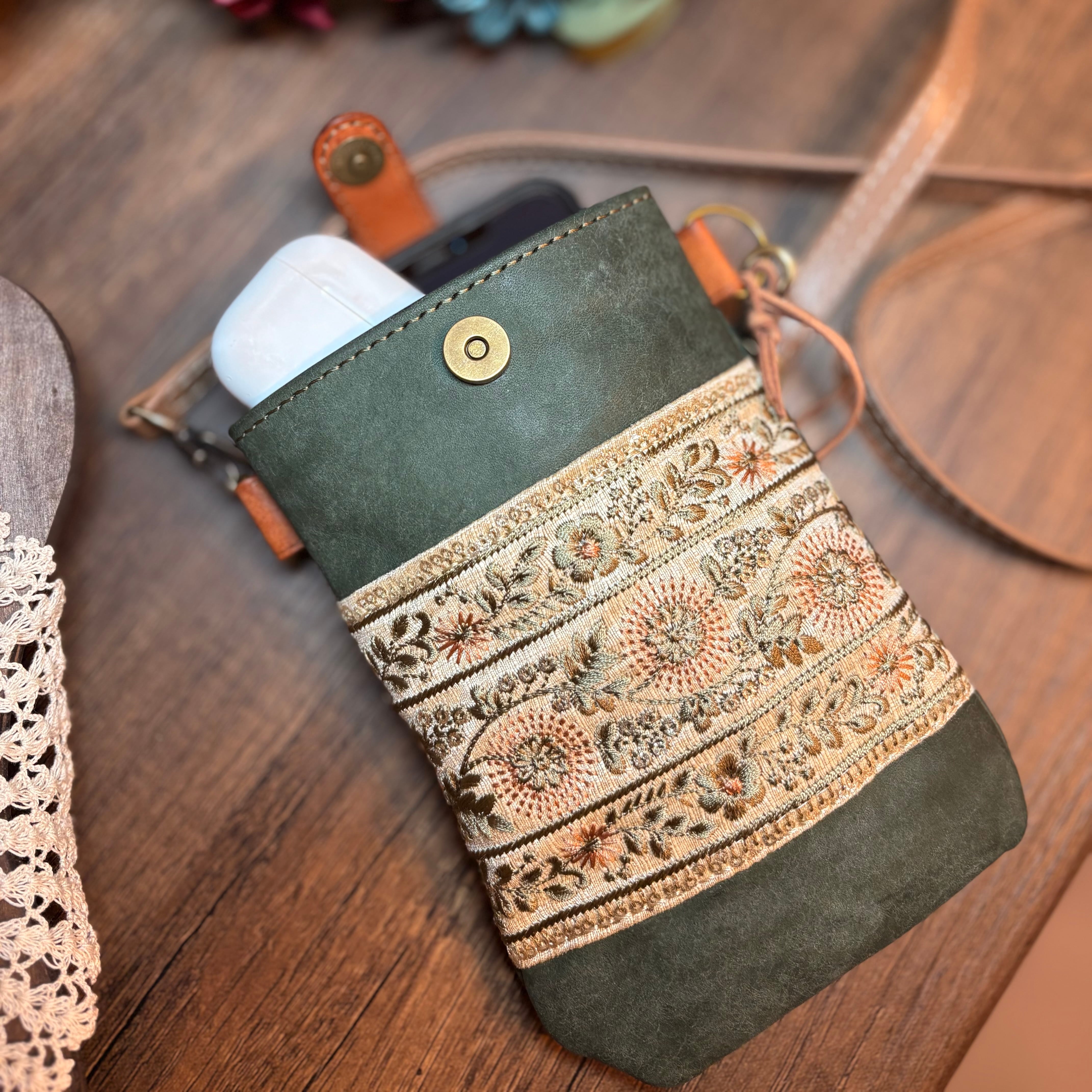 刻印名入れタグ付き】インド刺繍リボンとレザーで作ったスマホ