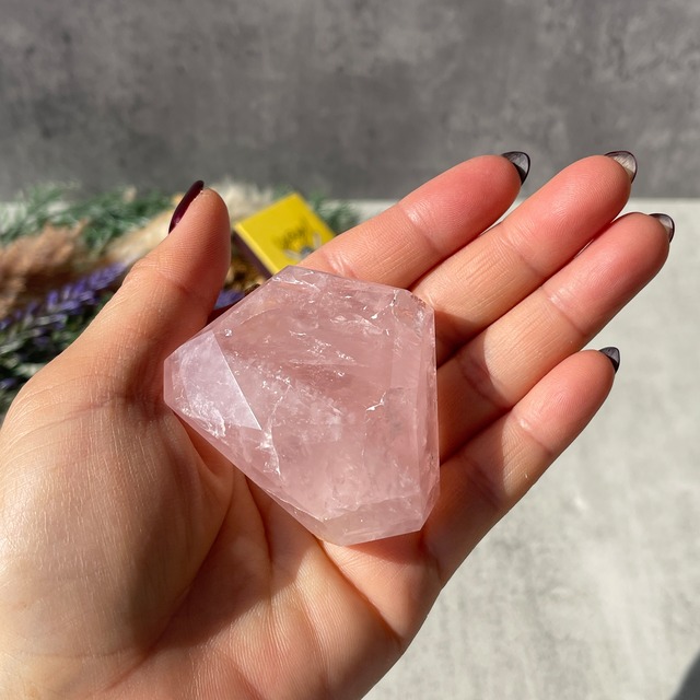 ブラジル・バイーア州産 ローズクォーツ ポリッシュ｜結晶の塊感が残る一点もの