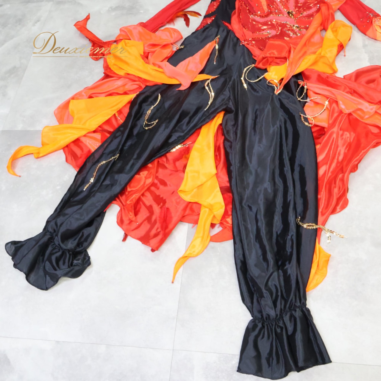 社交ダンス 衣装 Aoi produce ドレス パンツスタイル レッド系 オレンジ系 ブラック系 黒 赤 オレンジ 羽 フロート レース デモ ダンス パーティ 発表会 個性的 ズボン コンテスト ステージ