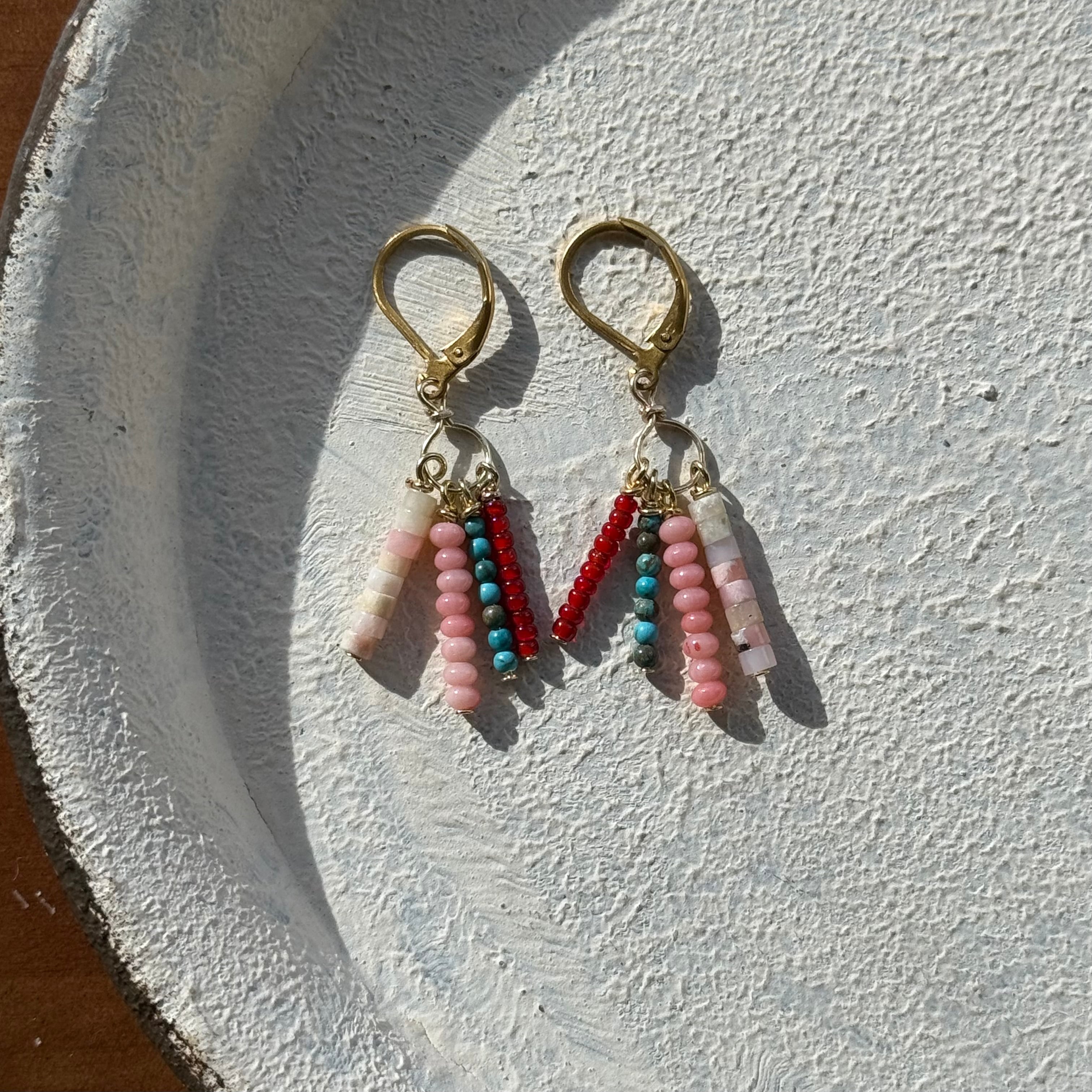 NC26042【サージカルステンレス:ゴールド】ピンクオパール×珊瑚×ターコイズ×ホワイトハーツビーズ ピアス