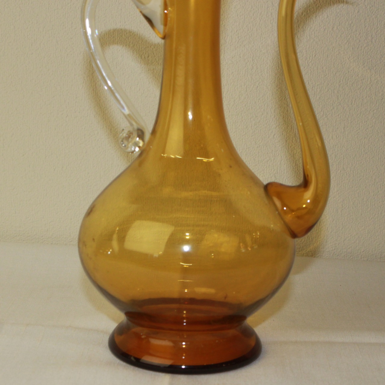 “光をためる” 琥珀色のガラス水差し