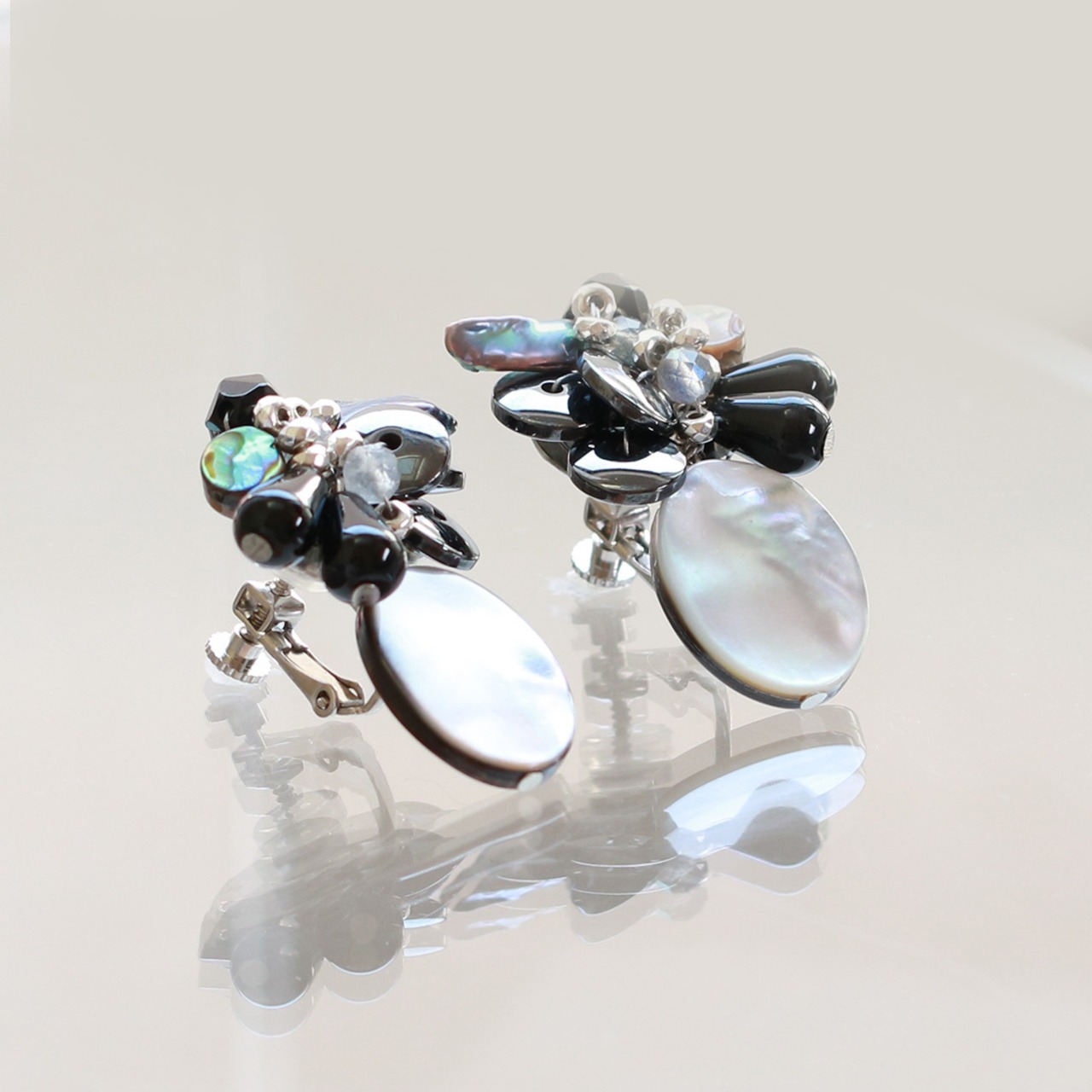 シックな色合い！シェルイヤリング mm1204