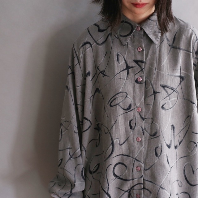 monotone art pattern box silhouette l/s shirt