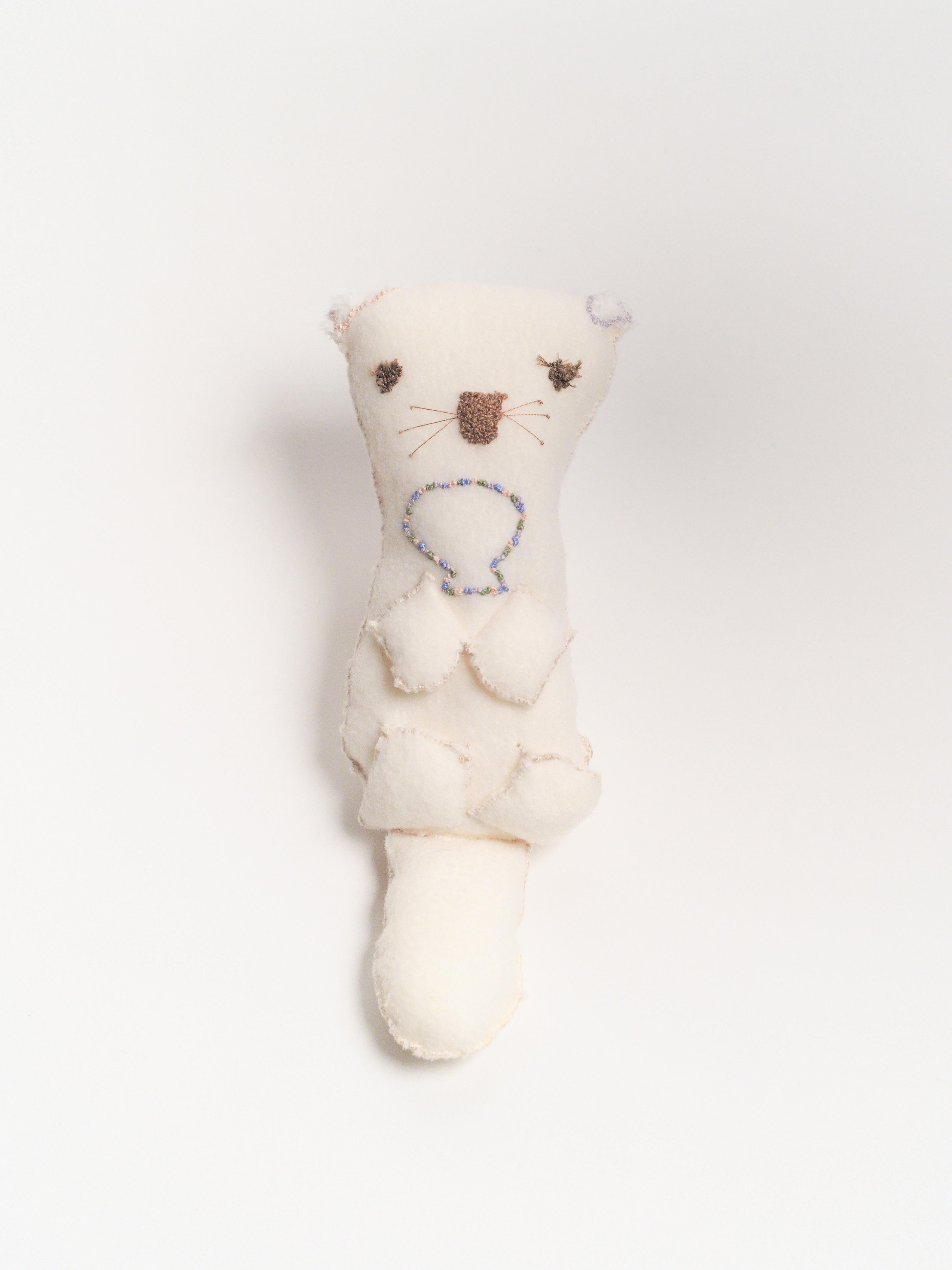 月をながめるラッコ