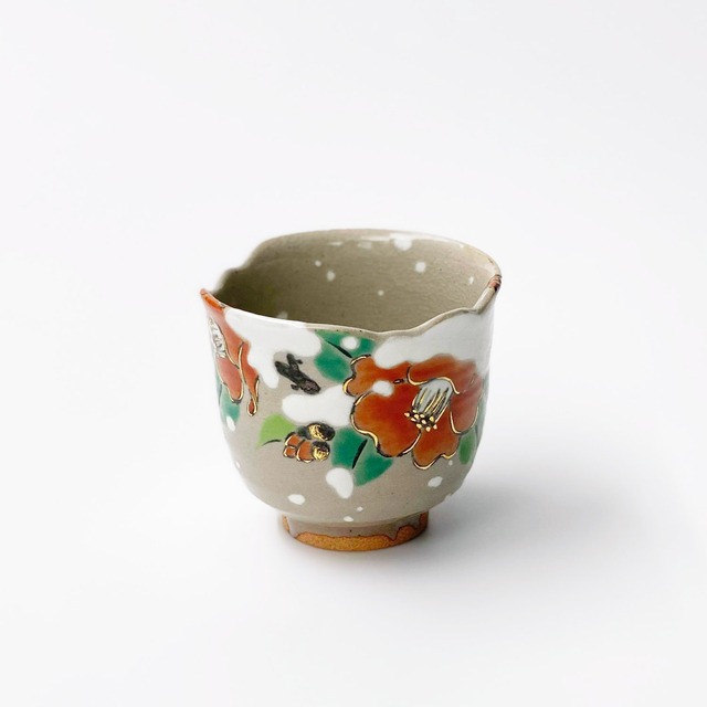 乾山写し雪椿さけ呑／Big sake cup,colored camellia blossoms on snowing