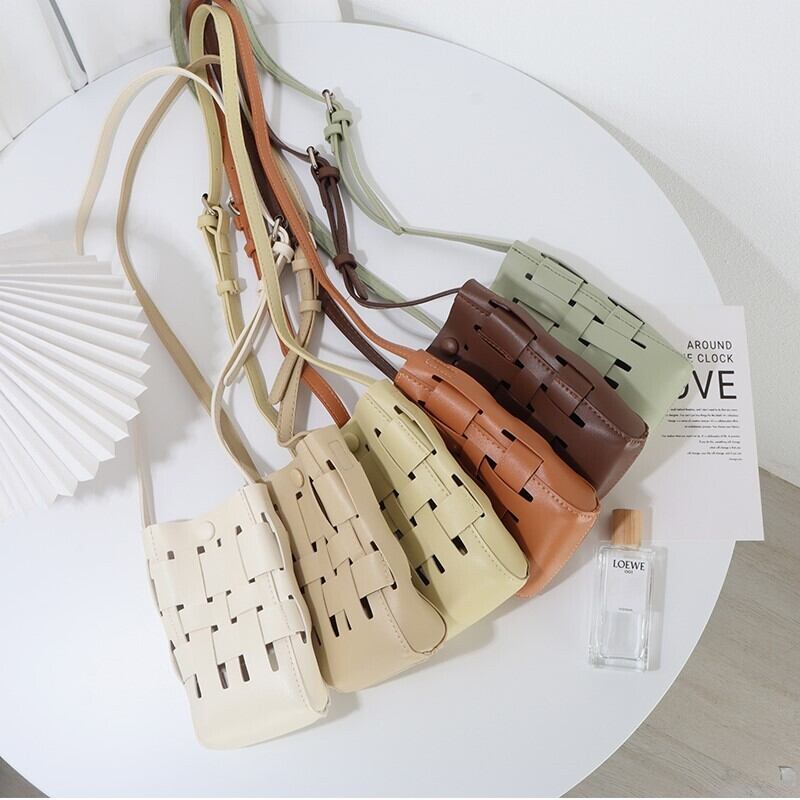 バッグ レディース 鞄 カバン かばん ショルダーバッグ 斜めがけバッグ 肩掛けバッグ スマホバッグ 携帯バッグ 便利 コンパクト 軽量 PU かわいい 大人可愛い きれいめ カジュアル 清楚 フェミニン おしゃれ お洒落 ナチュラル 送料無料 ラフ 韓国 韓国系 普段使い 楽ちん ワンマイル トレンド 流行 無地 学生 通学 デート お出かけ 女子会 休日 旅行 ホワイト 白 ブラック 黒 ブラウン キャメル イエロー グリーン ベージュ 春 夏 秋 冬 10代 20代 30代 ママ 小さめ