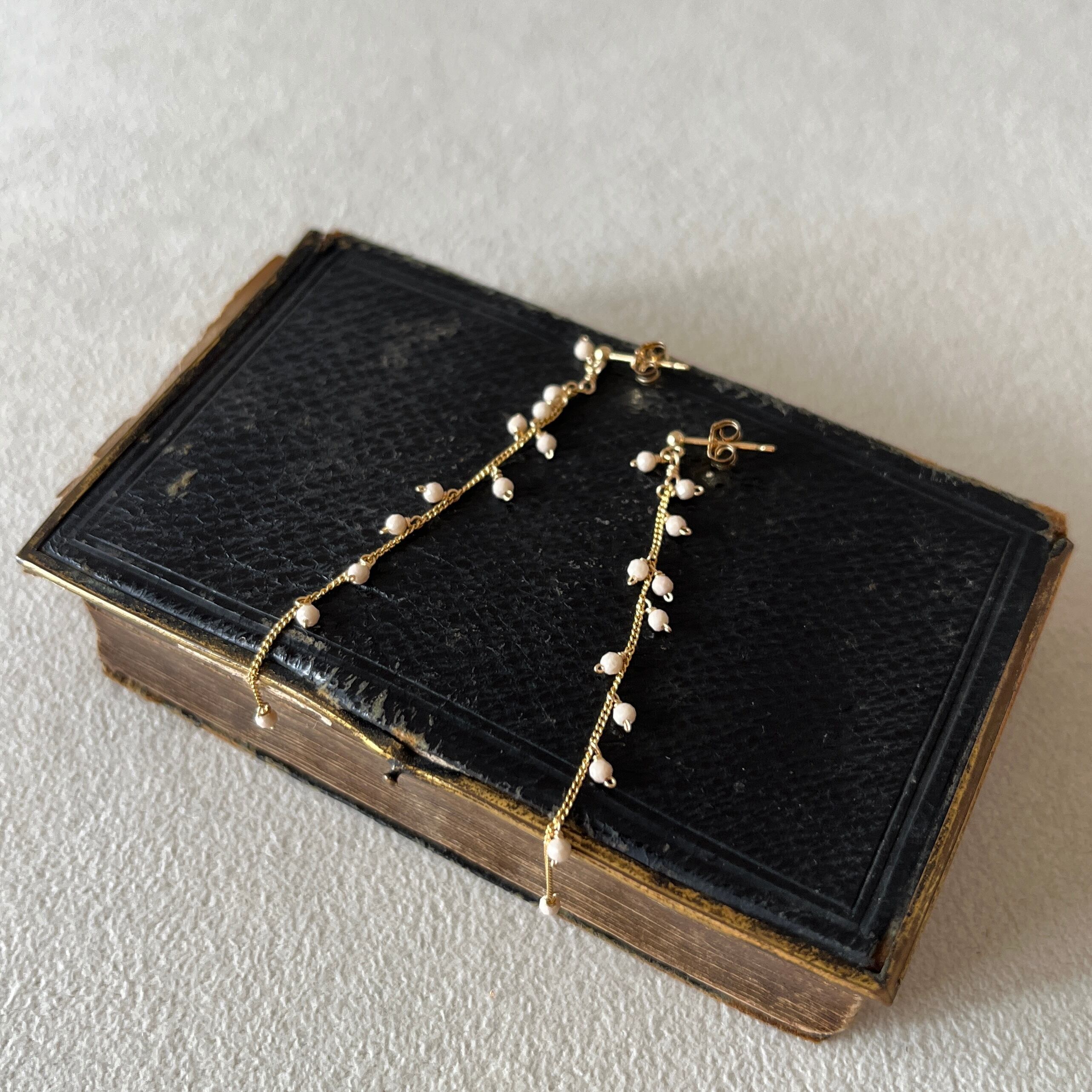 リバーストーンのドットラインピアス(イヤリング)