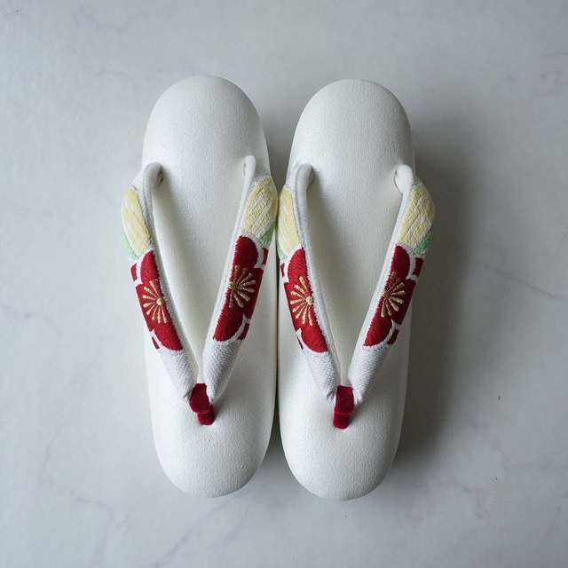 【和小物さくら】真珠色台×花文刺繍花緒　赤前坪　真綿草履　L寸